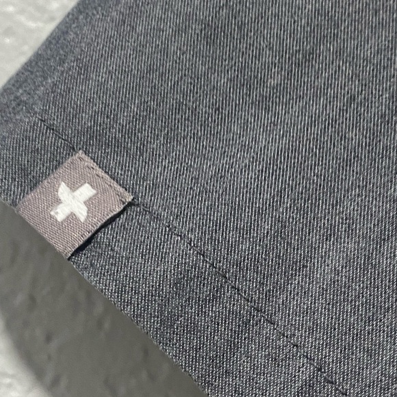 Figs Scrubs Women  Sz L gray color with pockets in front - Picture 5 of 7